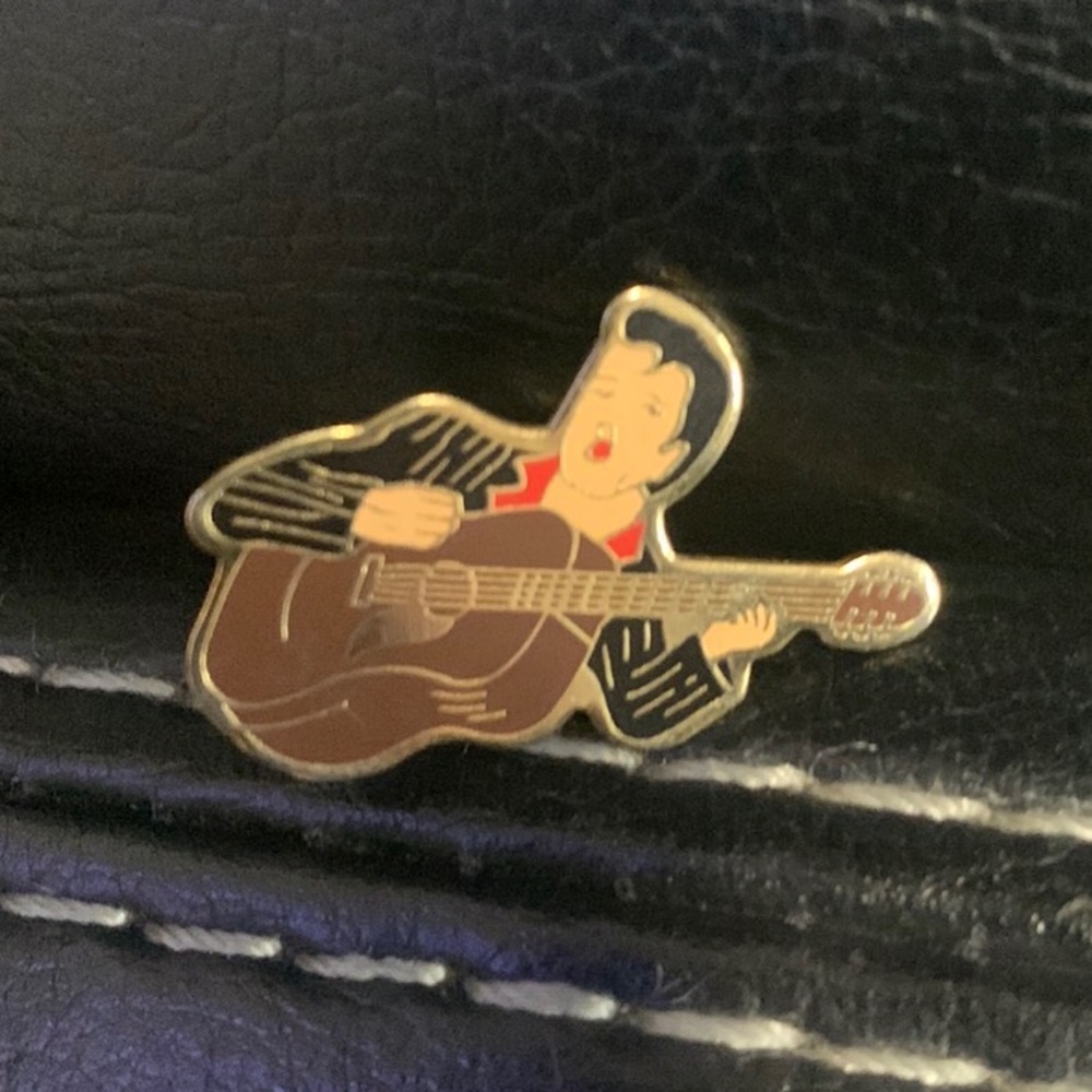 VINTAGE METAL PIN  ELVIS PRESLEY PLAYING GUITAR